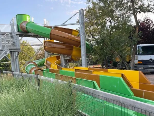 Nouveaux toboggans aquatiques au camping de Roan Het Genieten.