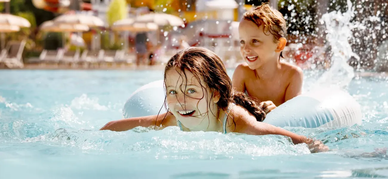 Des enfants s'amusent dans la piscine du camping de Roan.