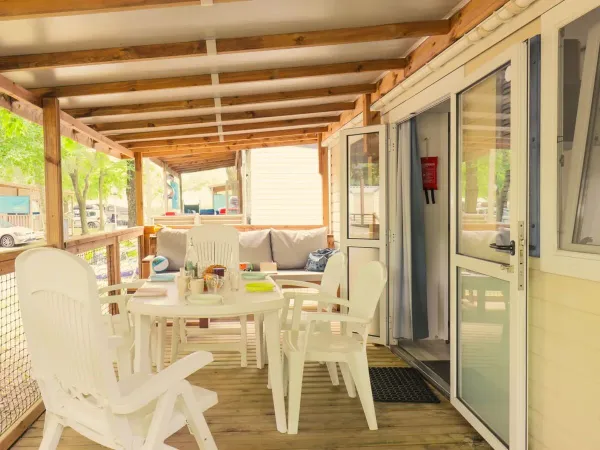 Le Classic Relax est équipé d'un canapé confortable sur la terrasse.