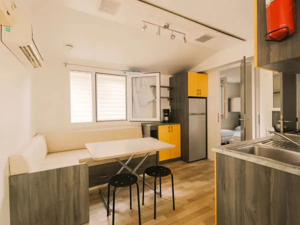 L'intérieur du Classic Relax se compose d'un salon, d'une chambre, d'une cuisine et d'une salle de bains.