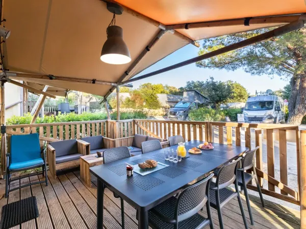 Le Roan Lodgetent Premium XL dispose d'un salon luxueux avec des coussins confortables.