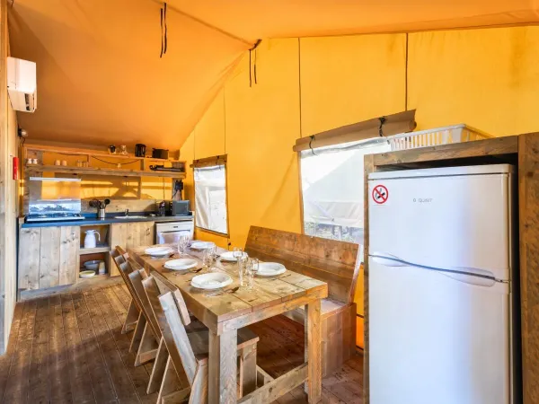 Le Roan Lodgetent Premium XL dispose d'une cuisine échafaudée avec lave-vaisselle, réfrigérateur et cuisinière à gaz.