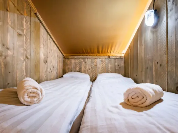 Le lit-coffre confortable pour deux personnes dans le Roan Lodgetent Premium XL.
