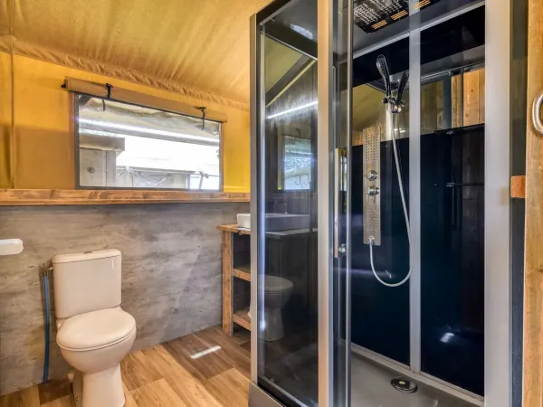 Le Roan Lodgetent Luxe dispose d'une cabine de douche, de toilettes et d'un lavabo.