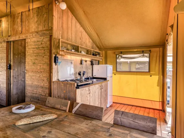 Le Roan Lodgetent Luxe dispose d'une table à manger robuste avec des chaises.