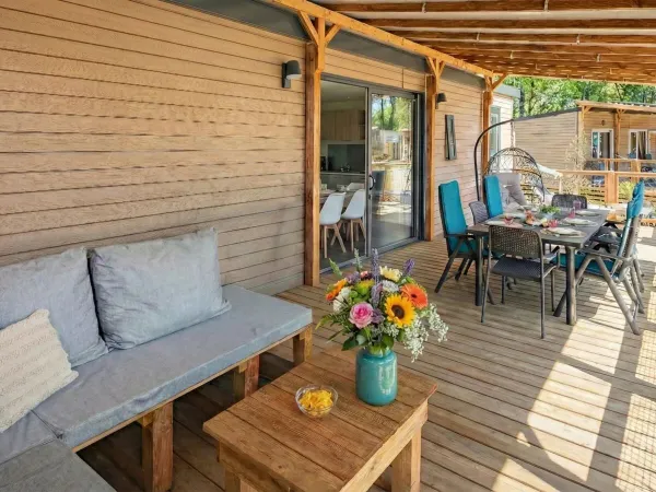 La véranda du Roan Supreme Plus Lounge est entièrement couverte et dispose d'un grand canapé.