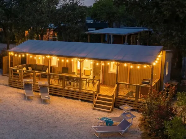 Le Supreme Deluxe Lounge Premium Zone avec éclairage d'ambiance sur la véranda.