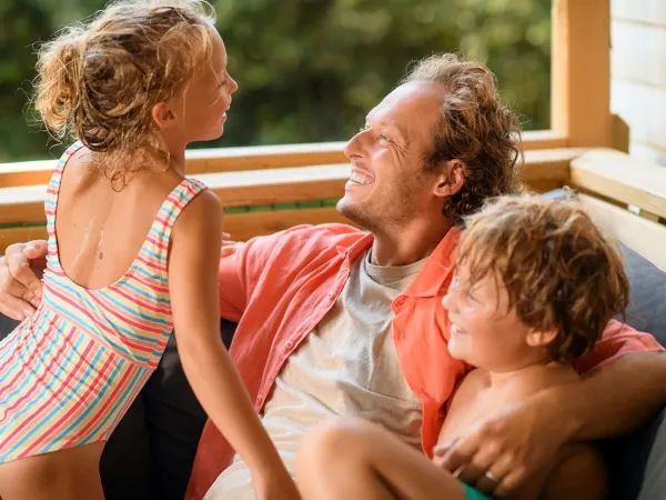 Profiter et rire ensemble dans la véranda.