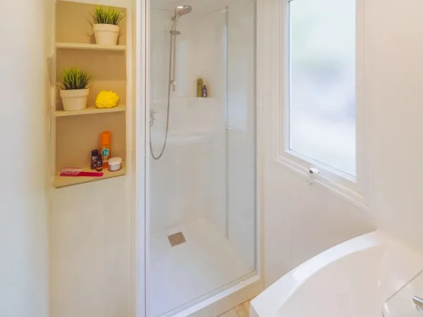 La salle de bain du mobil-home Roan Comfort Plus.