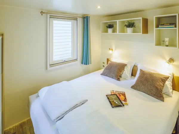 Roan Comfort Chambre relax avec un lit double.