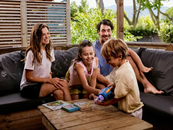 La famille s'amuse sur le canapé du salon.