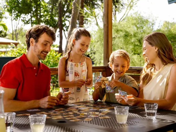 Dîner en commun sur la véranda du mobil-home Roan Supreme avec 2 salles de bain.