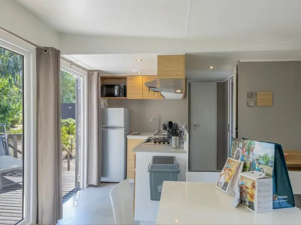 La cuisine et le salon du mobil-home Roan Supreme avec 2 salles de bain.