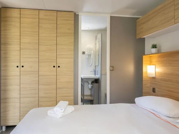 La chambre double du mobil-home Roan Supreme 2 salles de bains.
