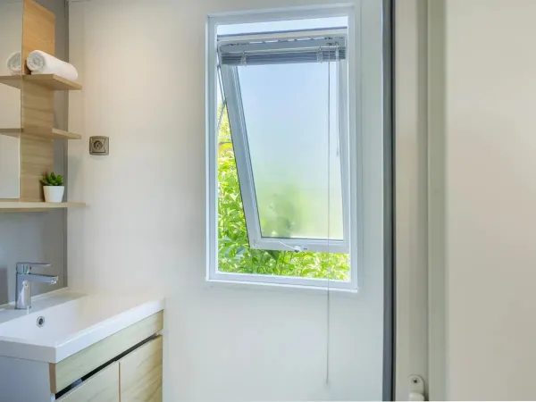 Une des 2 salles de bain du mobil home Roan Supreme avec 2 salles de bain.
