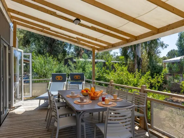 La véranda du mobil-home « Supreme » au camping Arinella Bianca.