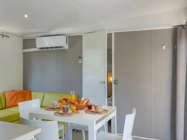 Le salon du mobil-home « Supreme » avec 2 salles de bains.