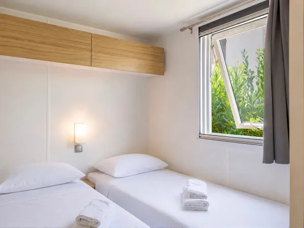 L'une des chambres d'enfants du mobil-home « Supreme » équipé de deux salles de bains.