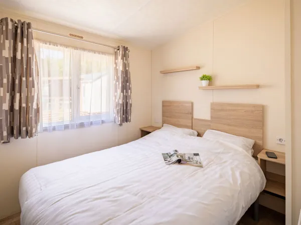 La chambre parentale du Comfort Lounge.