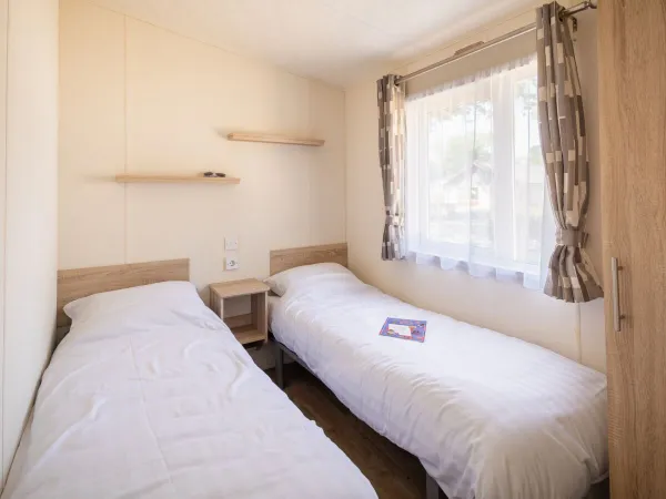 La première chambre avec deux lits simples du Comfort Lounge.