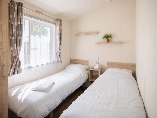 La deuxième chambre avec deux lits simples du Comfort Lounge.