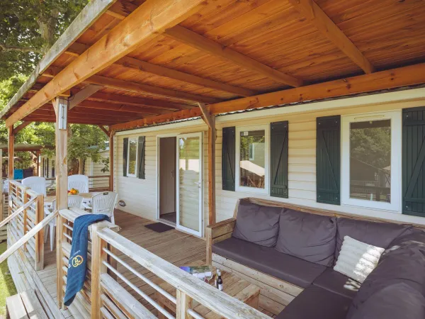 La terrasse spacieuse du Roan Comfort est meublée d'une table, de chaises et d'un canapé confortable.