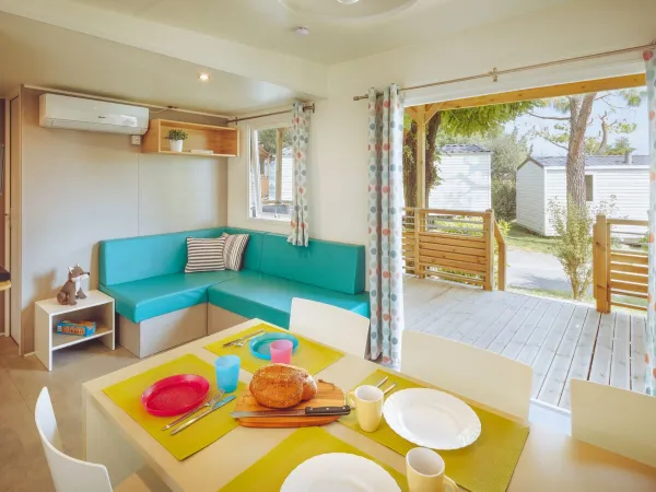 Le salon Roan premium Lounge dispose d'un canapé d'angle confortable.