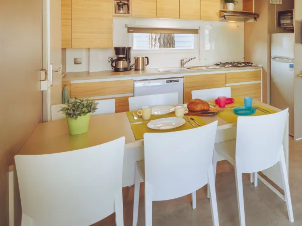 Le Roan Premium Lounge dispose d'un salon confortable avec table à manger et cuisine.