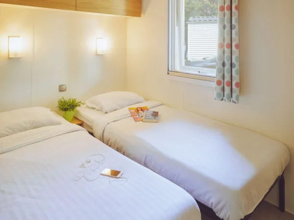 La chambre Roan Premium Lounge avec deux lits simples.