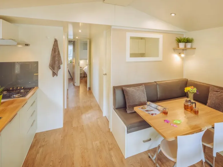 Le Roan Premium dispose d'un salon spacieux et d'une cuisine agréable.