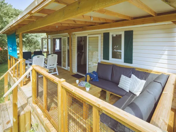 La véranda spacieuse et couverte du salon Roan Comfort Plus.