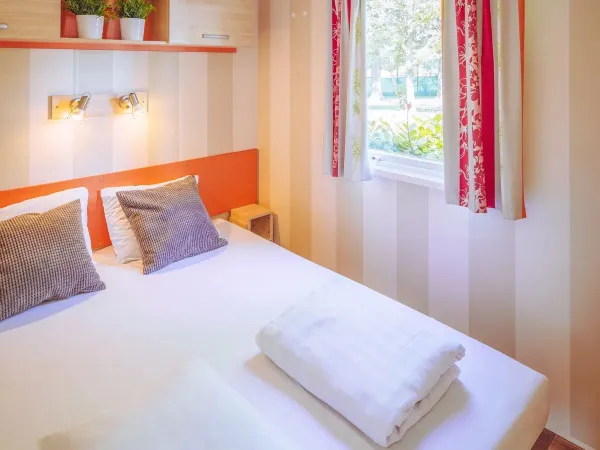 Chambre de la Roan Comfort Plus Lounge avec un lit double.