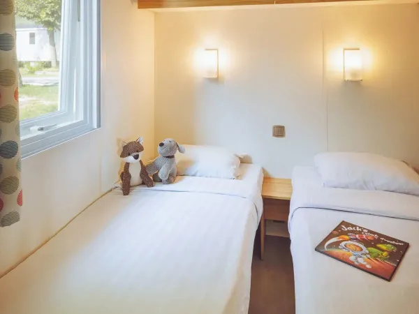 Deuxième chambre avec deux lits simples du salon Roan Comfort Plus.