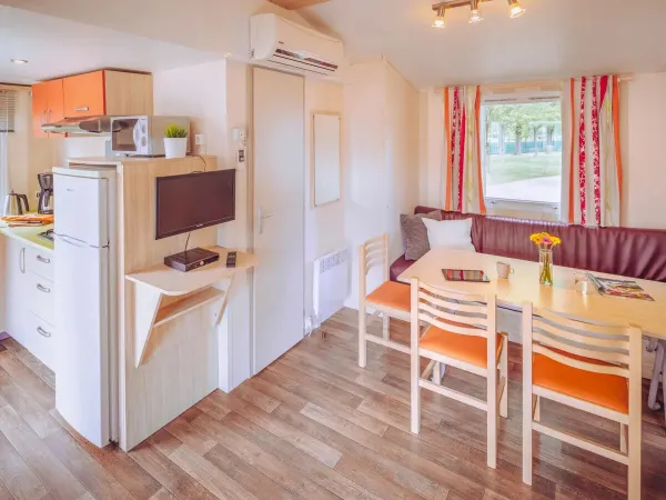 Le Roan Comfort Plus Relax est un salon avec un coin repas confortable.