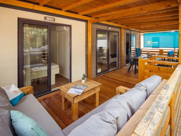 La véranda du Roan Comfort Plus Lounge est équipée d'un luxueux canapé.