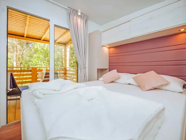 La chambre Roan Comfort Plus Lounge avec un lit double.