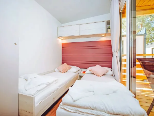 La chambre Roan Comfort Plus Lounge avec deux lits simples.