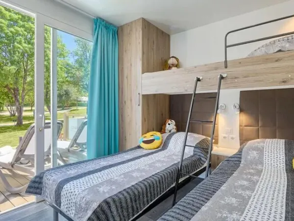 La chambre Roan Premium Lounge avec trois lits simples.