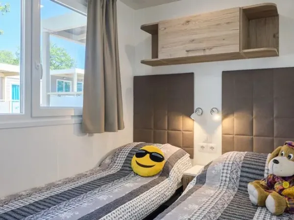 La chambre de la zone Roan Premium avec deux lits simples.