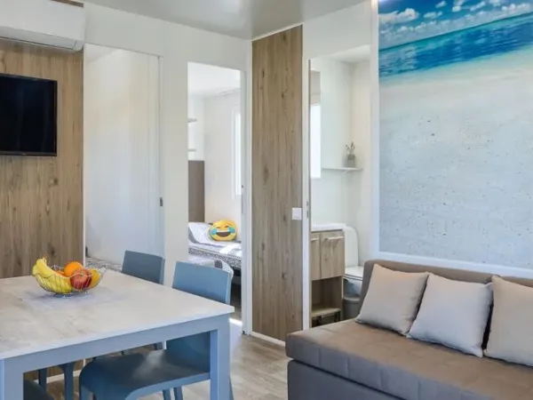 Le salon de la zone Roan Premium est équipé de la climatisation et de la télévision par satellite.