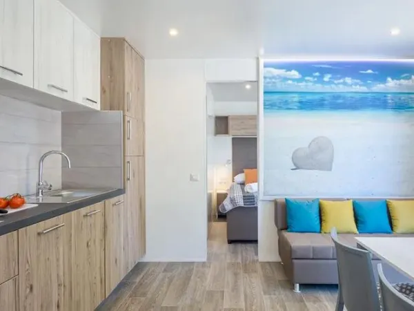 Le salon de la Roan Premium Lounge comprend une cuisine spacieuse et une table à manger.