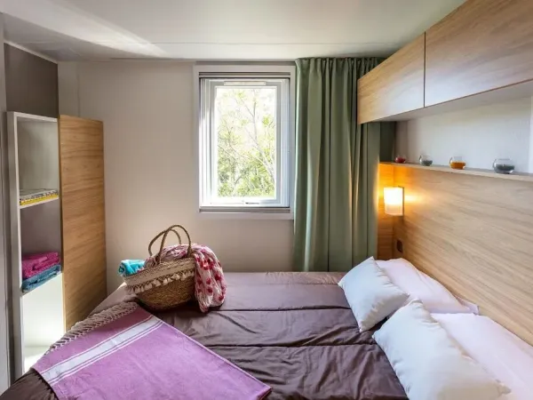Le Roan Premium Chambre compacte avec un lit double.