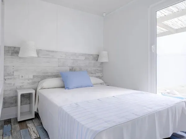 Le lit double du mobil-home Roan Premium Premium Zone.