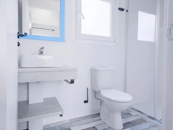 La salle de bain du mobile home Roan Premium Zone.