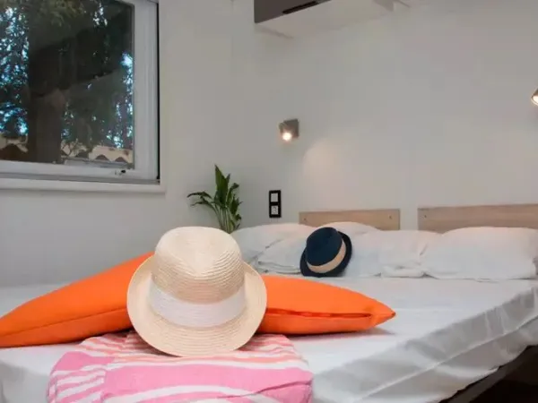 La chambre double du mobil-home Roan Supreme 2 salles de bains.