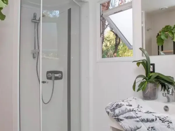 Une des 2 salles de bain du mobil home Roan Supreme avec 2 salles de bain.