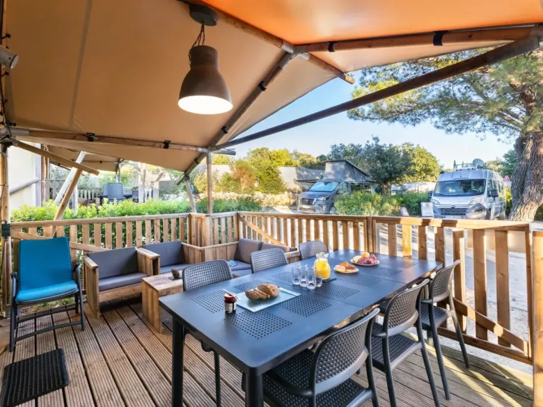 Le Roan Lodgetent Premium XL dispose d'un salon luxueux avec des coussins confortables.