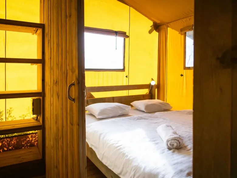 Le Roan Lodgetent Chambre Premium XL avec un lit double spacieux.