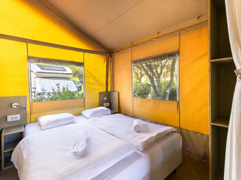 The Roan Lodgetent chambre premium avec un lit double spacieux.