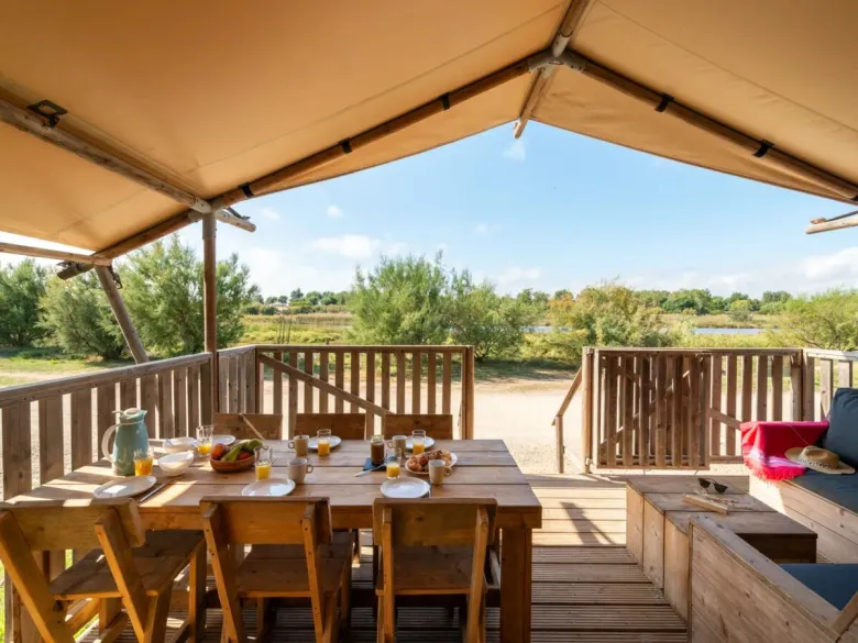 Le Roan Lodgetent Luxe dispose d'une véranda avec canapé.